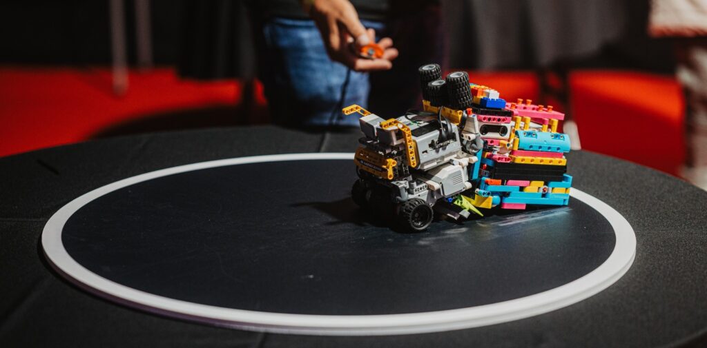 „ Showroom. Cum se construiește un robot? Festivalul Robotex duce invitatul în viitor