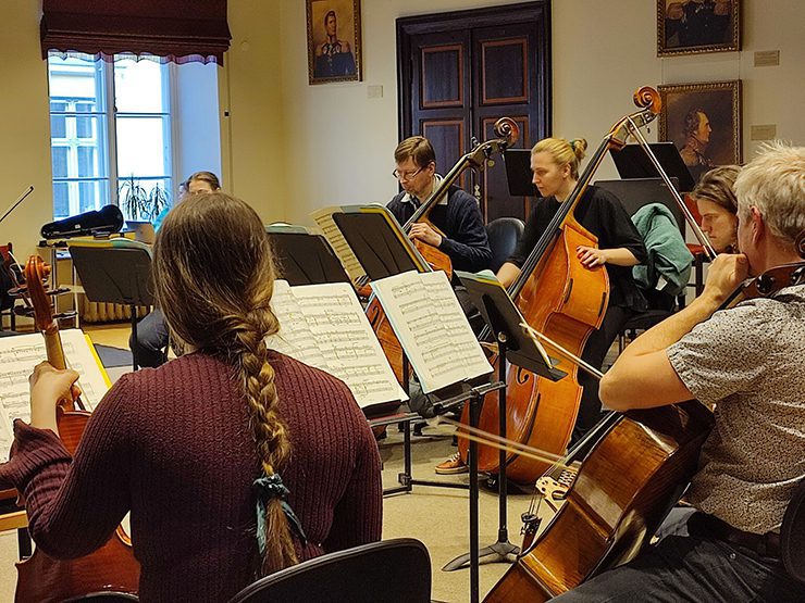 » Orchestra de Cameră din Tallinn atrage, de asemenea, ascultători cu un concert de instrumente „deztonate”.
